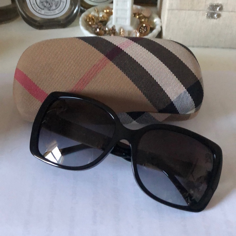 Authentic Burberry sunglasses! - Picture 2 of 5